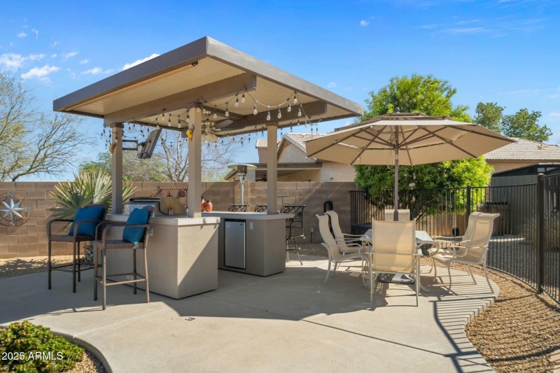 AMAZING OUTSIDE KITCHEN