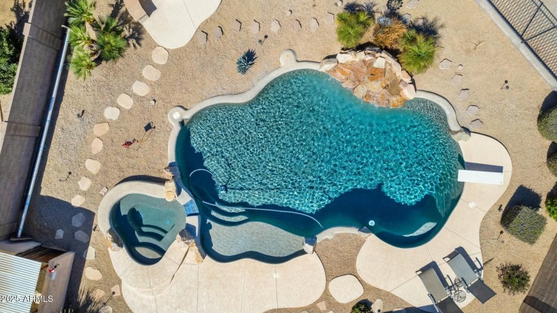 BEAUTIFUL DIVING POOL