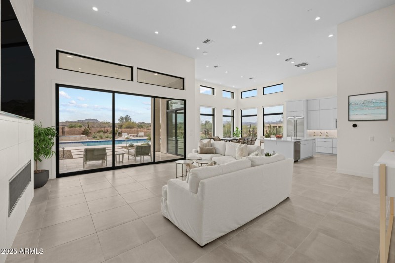 13) GREAT ROOM_final