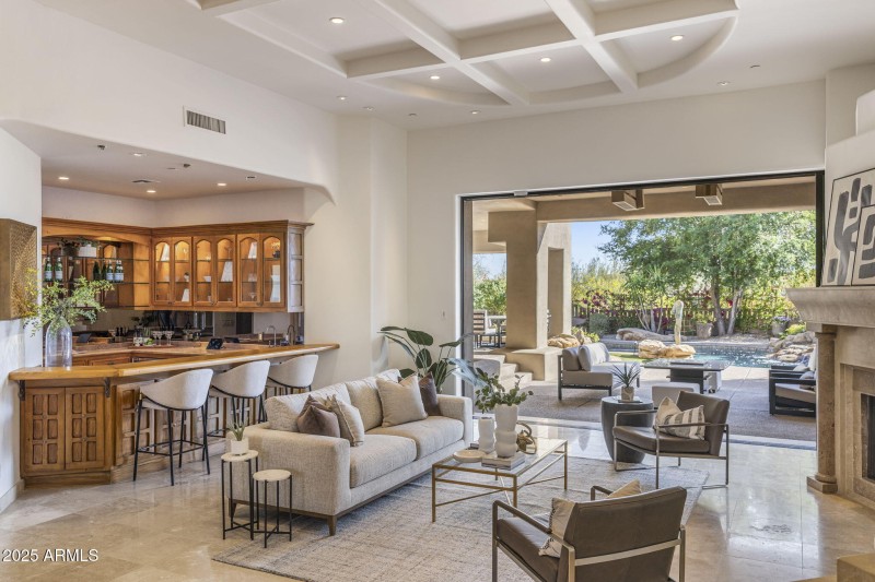 Expasive Living & Entertainment Spaces