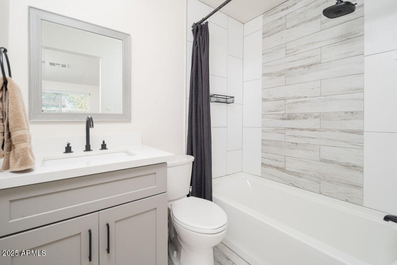 Gorgeous primary bath, shower:tub como!