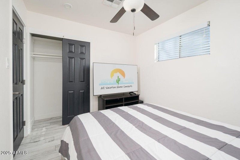 Guest bed, 1 queen, from door