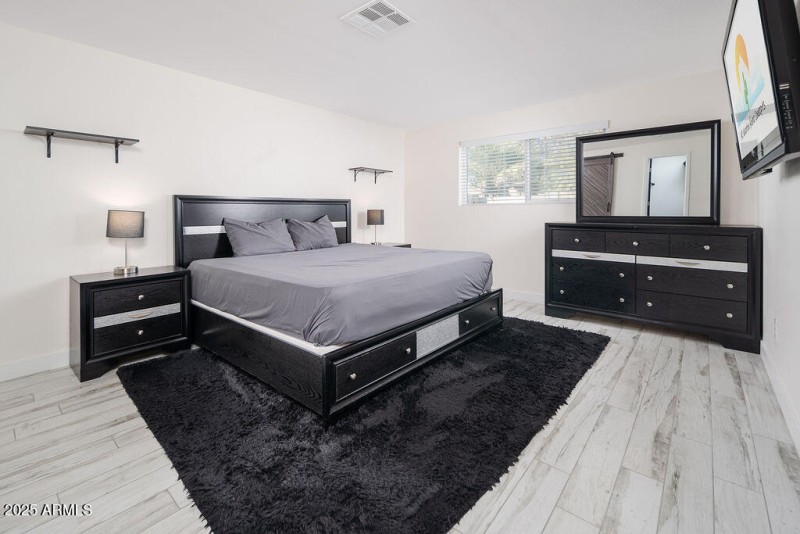 Primary bed, king with TV