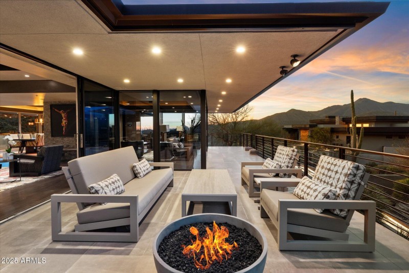 013-Living Room Patio