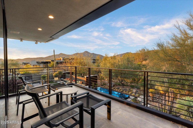 044-Primary Bedroom Covered Patio