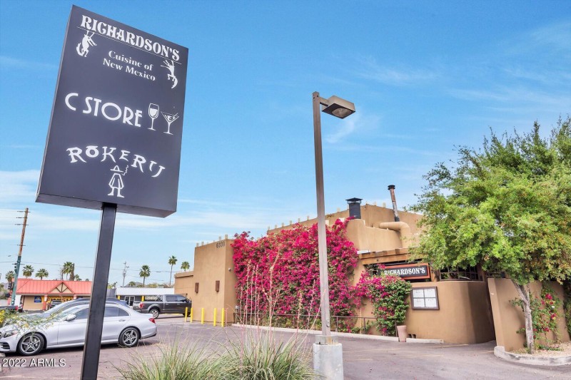 1411 E Orangewood Ave-large-027-007-1411