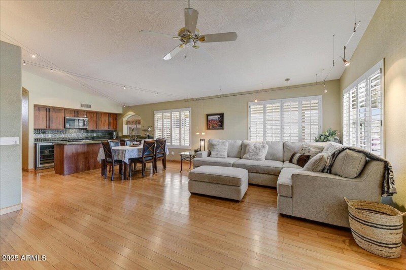 10-Family Room_Kitchen