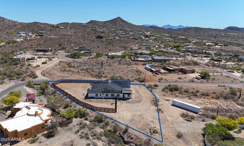 Room to build a detached garage on side