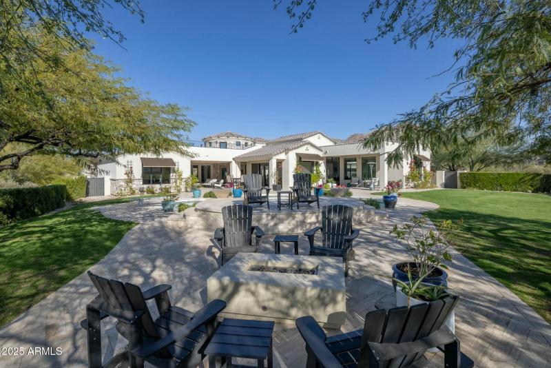 Outdoor Firepit Sitting Area