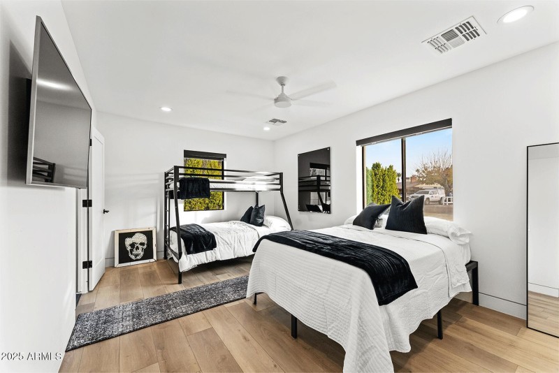 Untitled-1_0037_akb04695_0035_akb04702