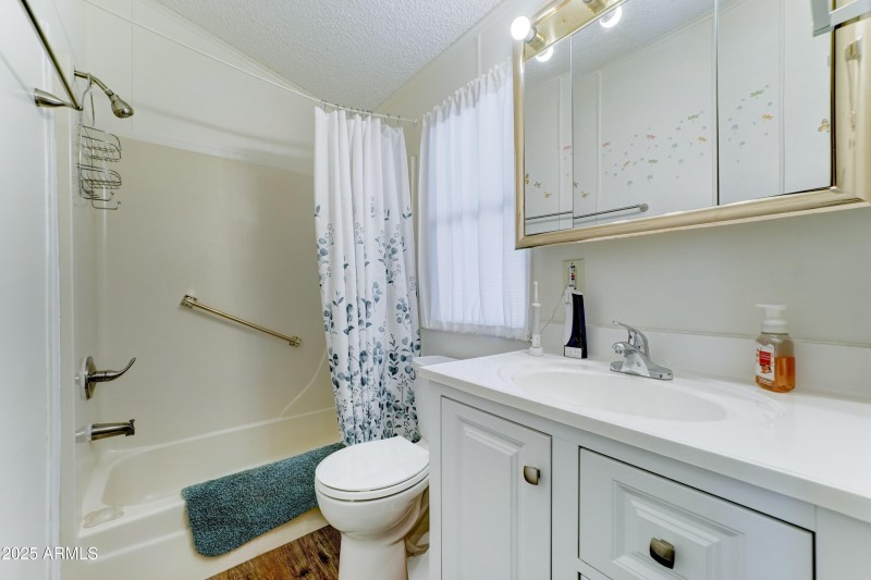 Bathtub in 1st bathroom