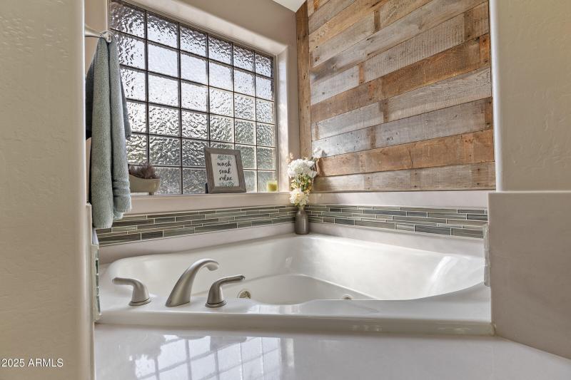 036_2705_w_creighton_dr-36_959