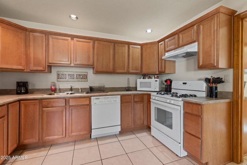 081_2705_w_creighton_dr-81_555