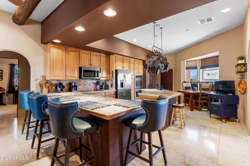 Chef's Kitchen w/ Breakfast Bar