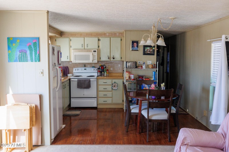 Tiny Home Eat-in Kitchen
