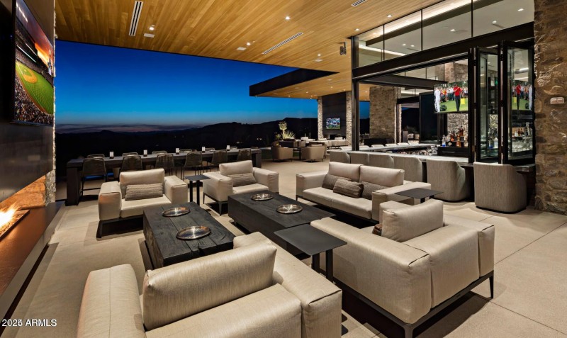 DM Seven Outdoor dining