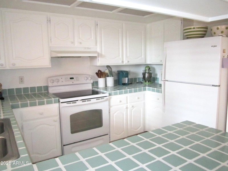 11 413 CHARMING KITCHEN