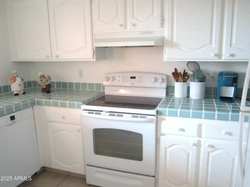 11 413 WHITE CABINETRY