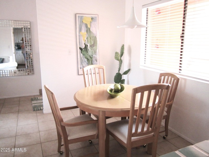 11 413 SUNNY EATING AREA