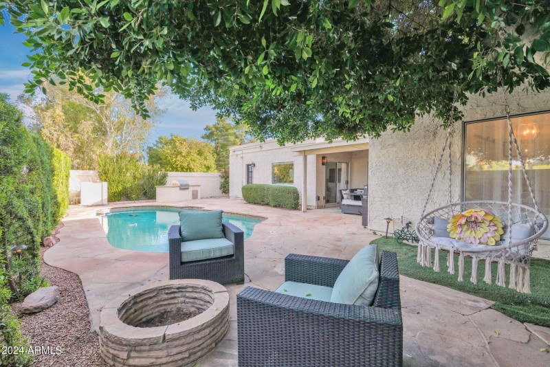Lovely pool & backyard!