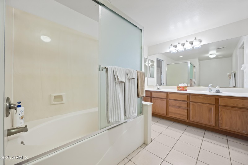 23-10410NCCR1100-ocupix