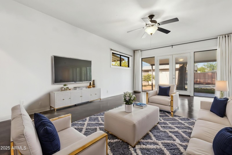 4-web-or-mls-2740-n-21st-dr - Living Roo