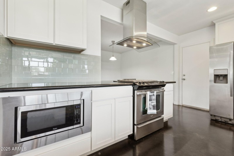 13-web-or-mls-2740-n-21st-dr