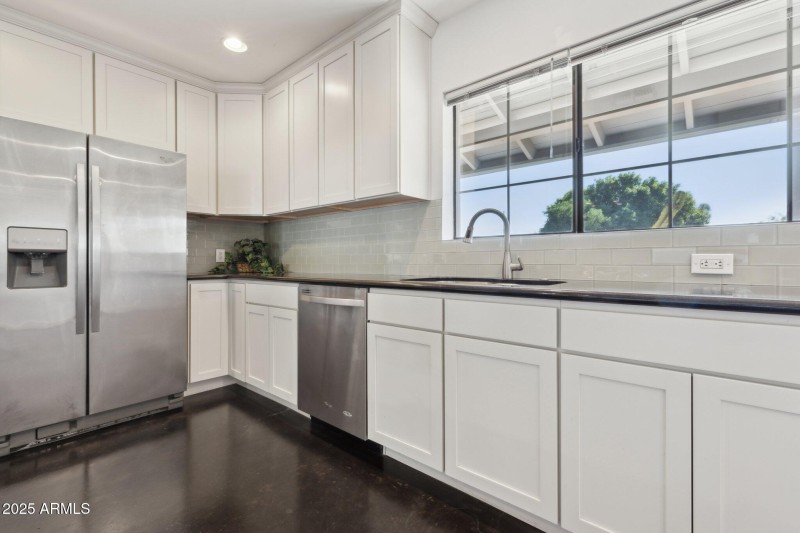 14-web-or-mls-2740-n-21st-dr