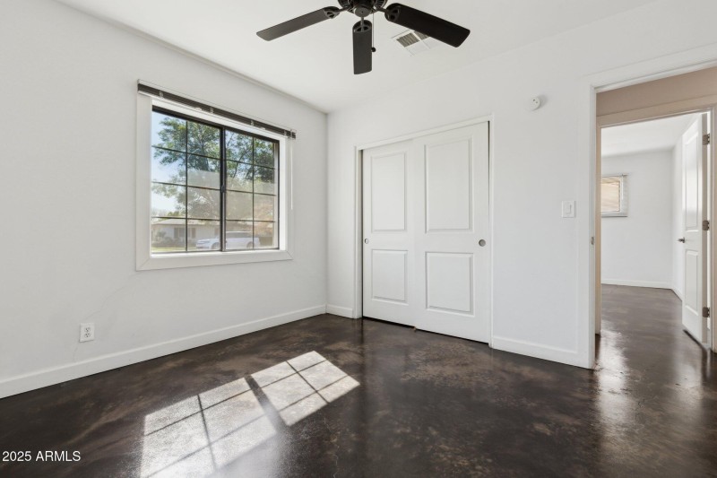 24-web-or-mls-2740-n-21st-dr