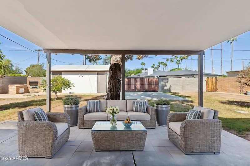 32-web-or-mls-2740-n-21st-dr - Outdoor -