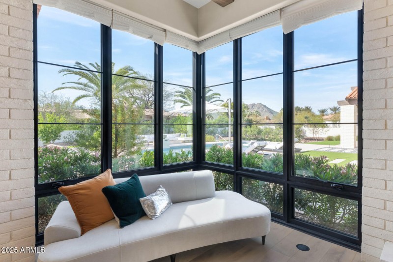 5353 E Sanna St-large-023-027-5353 E San