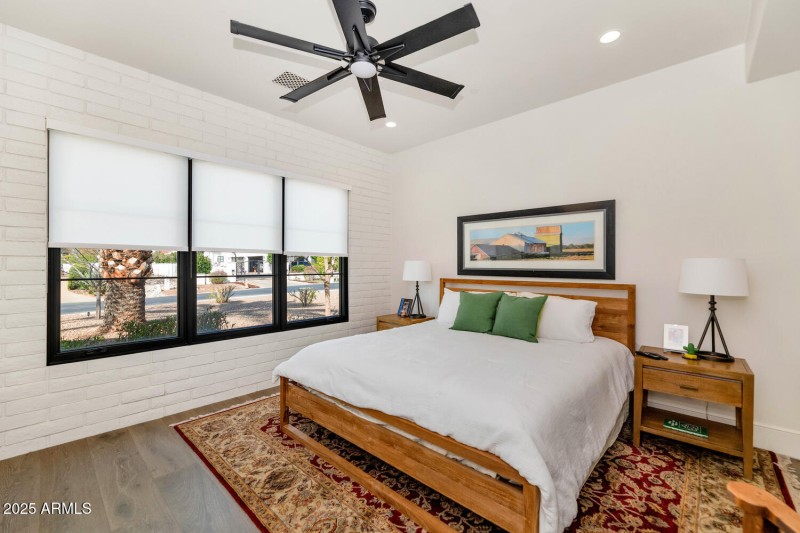 5353 E Sanna St-large-031-048-5353 E San