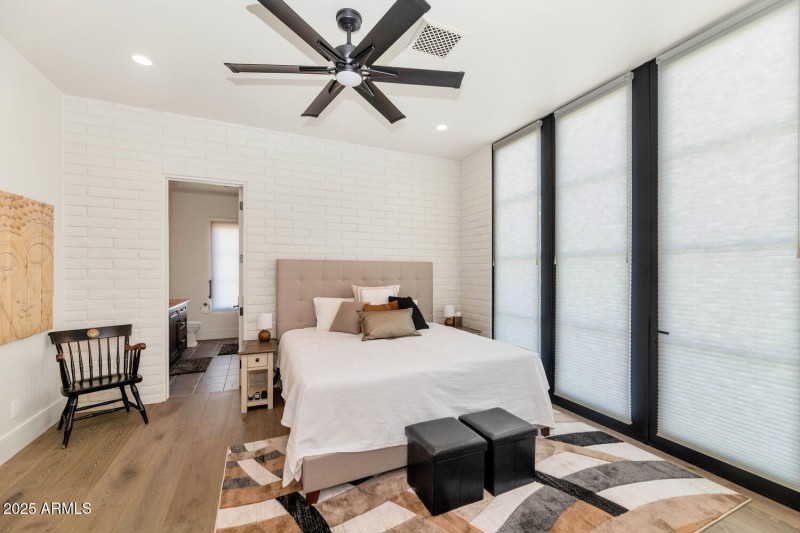 5353 E Sanna St-large-033-046-5353 E San