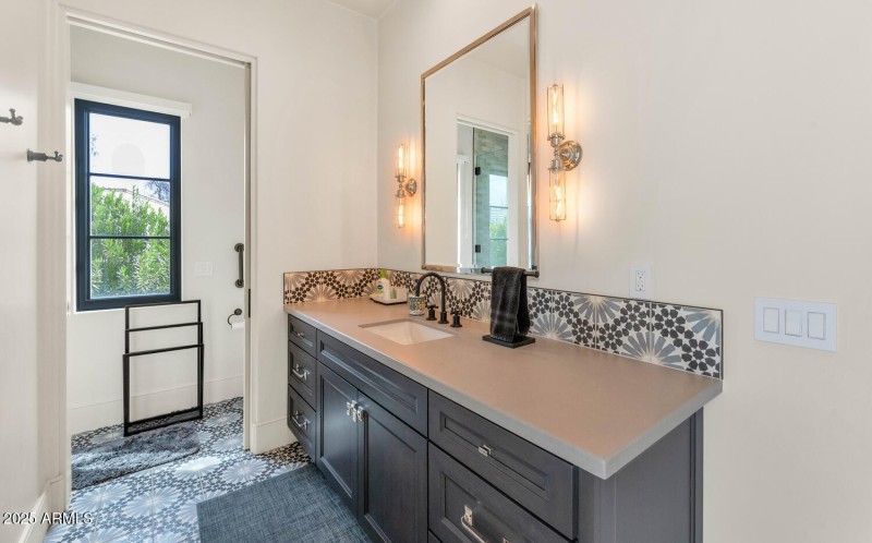 5353 E Sanna St-large-055-017-5353 E San