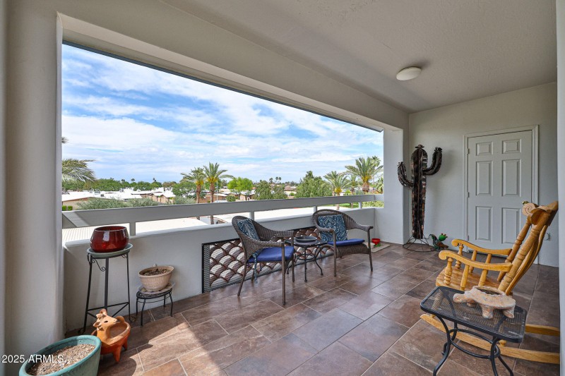BALCONY WITH MOUNTAIN VIEWS
