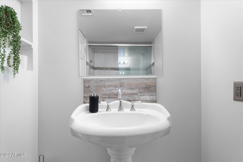 29-029-guest-bathroom