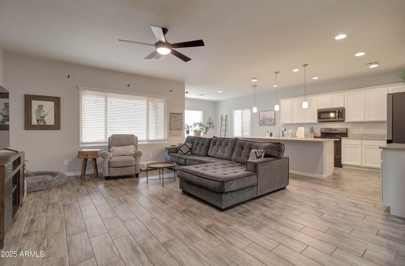 1654 W Redwood Ln -15