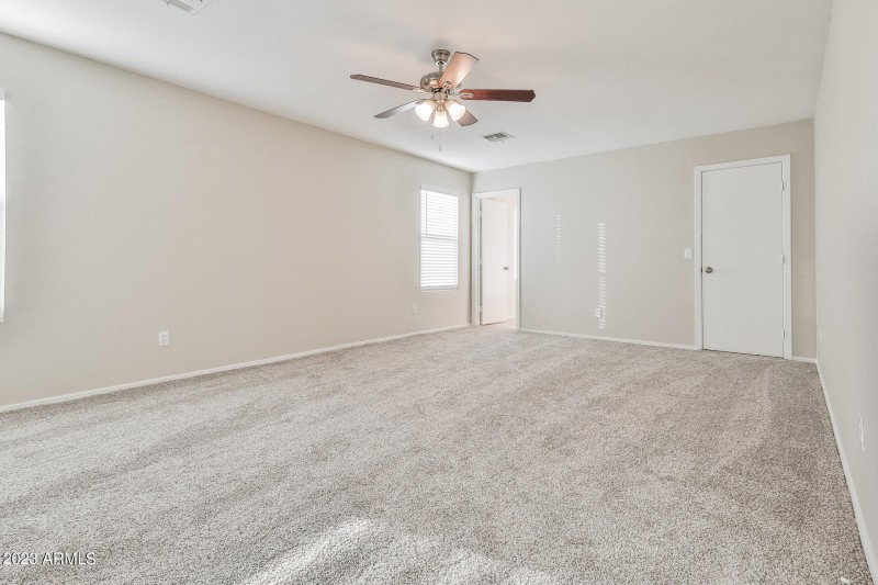 023-photo-primary-bedroom-12053779