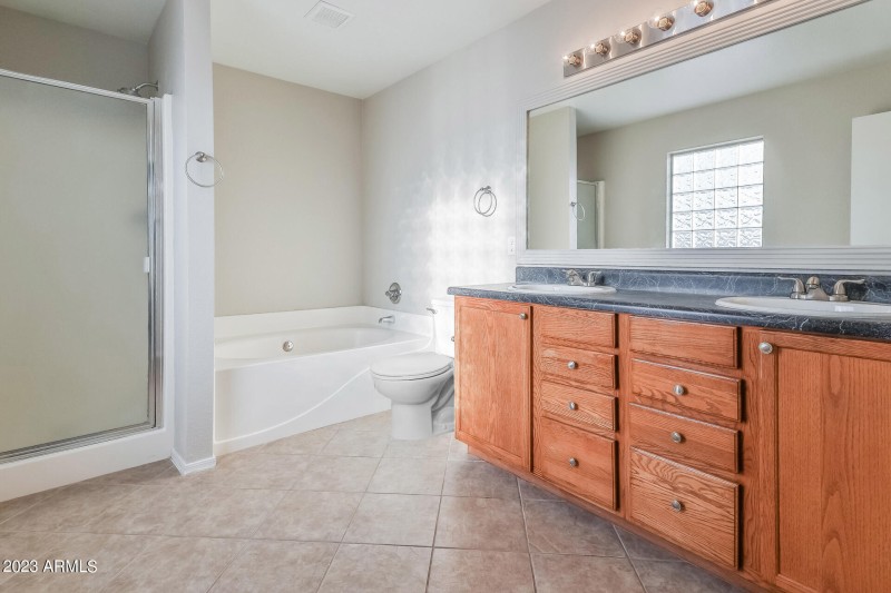 024-photo-primary-bathroom-12053780