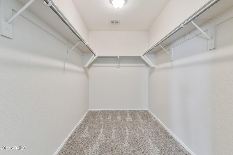 025-photo-primary-walk-in-closet-1205376