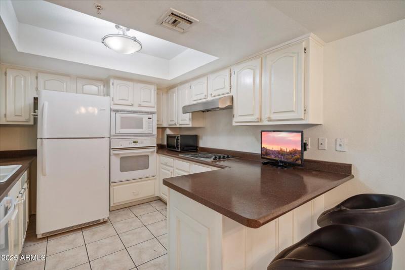 KITCHEN / BREAKFAST BAR