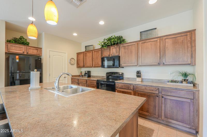 Spacious breakfast bar