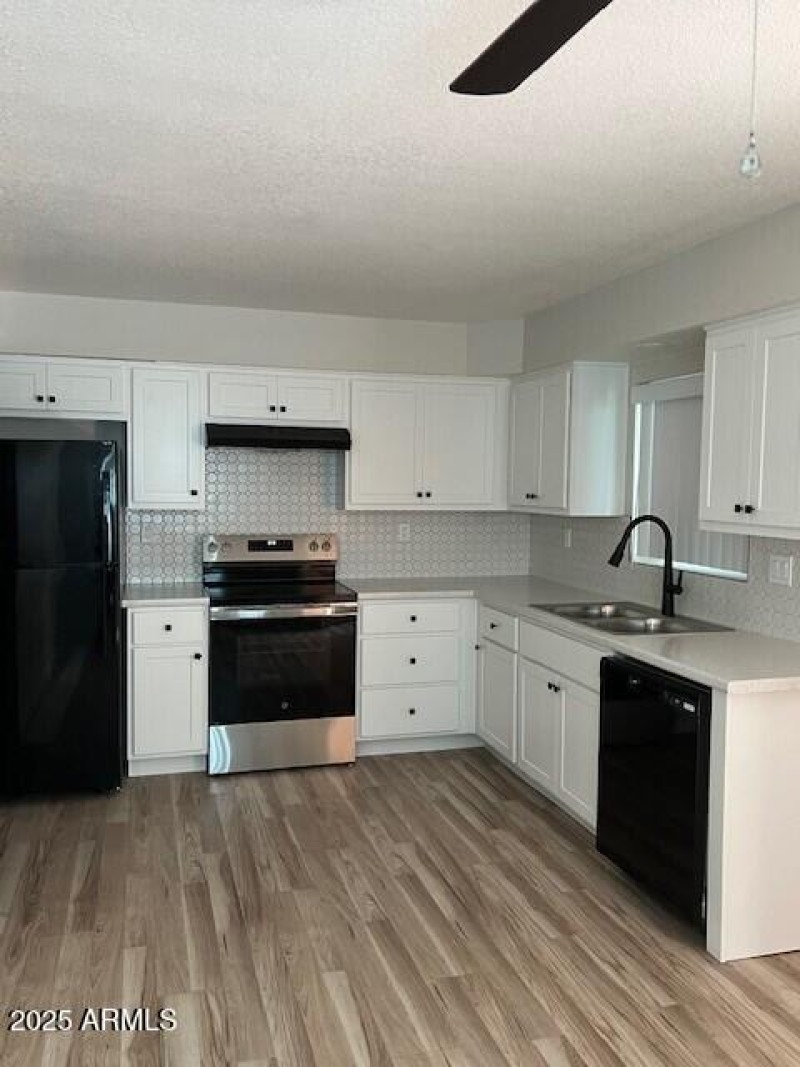 kitchen with applaince 2416 U 4 a