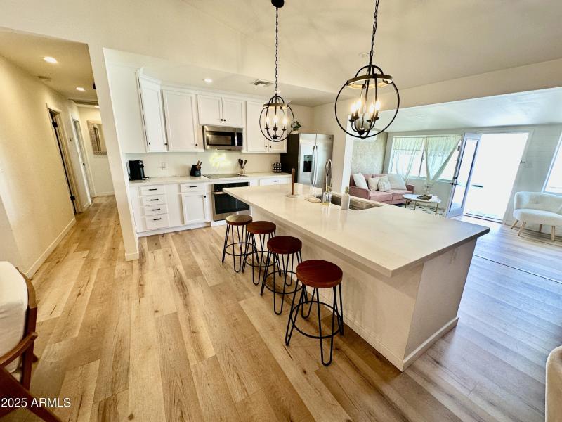 Large island and elegant kitchen