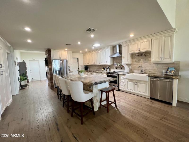 Stunning & Spacious Kitchen