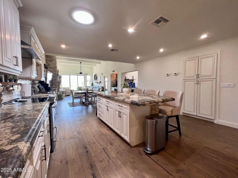 Stunning & Spacious Kitchen