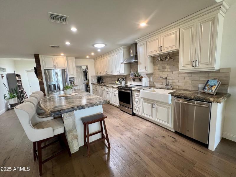 Stunning & Spacious Kitchen