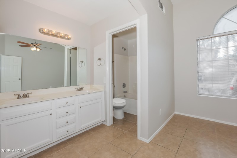 023-photo-primary-bedroom-11854100