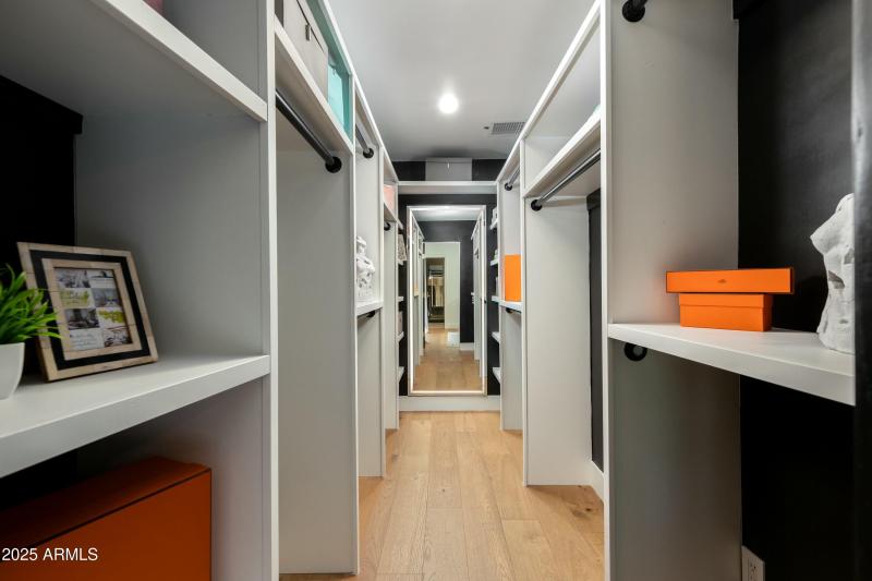 WALK-IN CLOSET