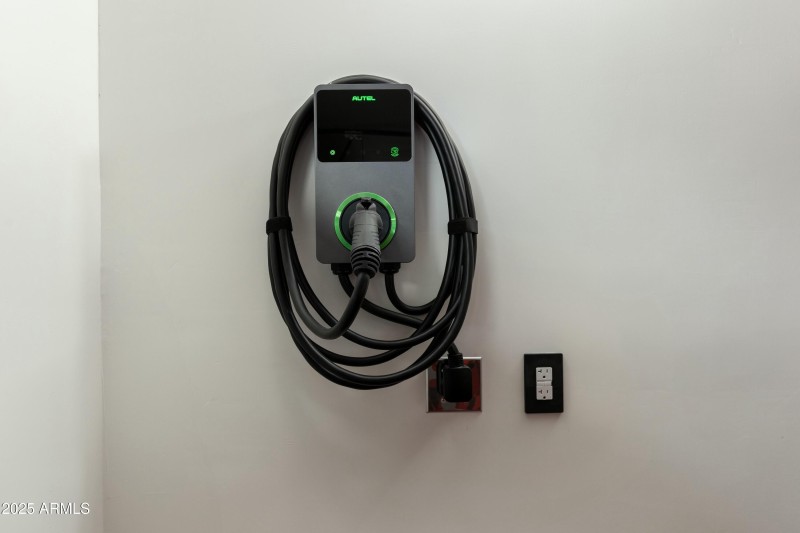 E-V CAR CHARGER